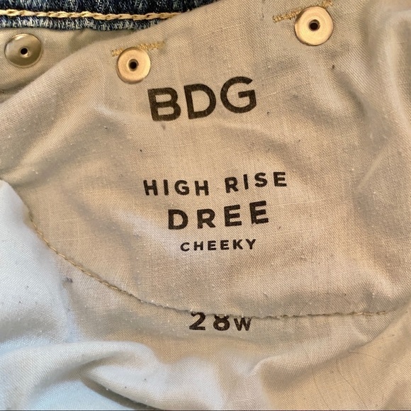 BDG Urban Outfitters Sz 6 /28 High Rise Dree Cheeky Distressed Camo Shorts Denim - Picture 9 of 11